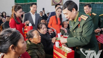 Jenderal Phan Van Giang memberikan hadiah dan memberikan semangat kepada keluarga yang menerima perlakuan istimewa dan rumah tangga miskin di Thai Nguyen.
