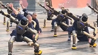 Mengapa China melatih robot dalam kung fu Shaolin?