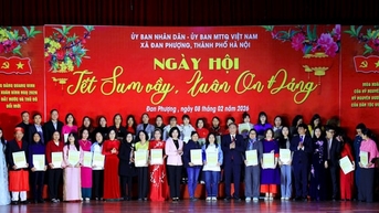 นางฝุ่ง ถิ ฮง ฮา ประธานสภาประชาชนนครฮานอย เข้าร่วมงานเทศกาล "ตรุษจีน - ฤดูใบไม้ผลิแห่งความกตัญญูต่อพรรค" ณ ตำบลดานฟอง