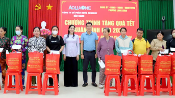 Phường Long Bình tổ chức trao 300 phần quà Tết cho hộ nghèo, hộ cận nghèo