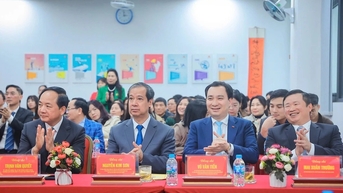 찐 반 꾸엣 씨, 응우옌 킴 선 장관, 그리고 부 반 티엔 씨는 유권자들의 만장일치로 국회의원 후보로 지명되었습니다.