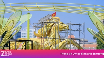 Nguyen Hue çiçek caddesine dev bir at maskotu yerleştirildi.