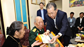 Yüksek Halk Mahkemesi Başyargıcı Nguyen Van Quang, Lam Dong'u ziyaret ederek Tet hediyeleri sundu.