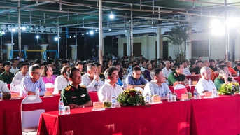 Ngai Tu Komününde Askerler ve Siviller İçin Tet (Ay Takvimi Yeni Yılı) Festivalinin Açılış Töreni