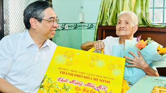 Ho Chi Minh şehrinin liderleri, yaşlı ve yoksul aileleri ziyaret ederek onlara Tet hediyeleri sundu.
