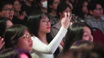 Dạy học ngữ văn dưới... ánh đèn sân khấu