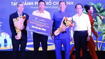 Trao tặng hơn 500 triệu đồng cho tân sinh viên Vĩnh Long vượt khó, học giỏi