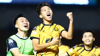 라오스 출신 베트남 교민이 호치민시 경찰 축구팀을 상대로 2골을 터뜨리며 '이변'을 일으켰다.
