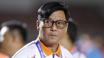 레 후인 득 감독은 믿을 수 없는 패배 후 쓰라린 심경을 토로했고, 탄화 감독은 감격에 겨워 눈물을 흘렸다.