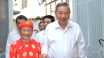 General Secretary To Lam visits and extends New Year greetings to researcher Nguyen Dinh Tu.