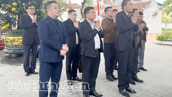 Kamerad Nguyen Huu Nghia, Sekretaris Komite Partai Provinsi, mempersembahkan dupa untuk mengenang Ibu Hoang Thi Loan.