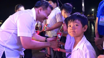 Sa Dec Ward memberikan hadiah "Pohon Musim Semi" kepada lebih dari 500 anak yang berada dalam keadaan sulit.