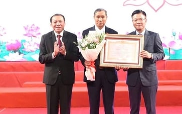 គ្រូបង្វឹក Mai Duc Chung ទទួលបានងារជាវីរៈបុរសការងារ