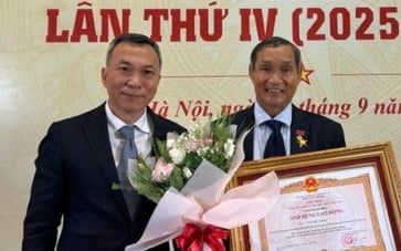 គ្រូ​បង្វឹក Mai Duc Chung ទទួល​ងារ​ជា​វីរៈ​បុរស​ការងារ៖ "ខ្ញុំ​រំភើប​ចិត្ត​ខ្លាំង​ណាស់"