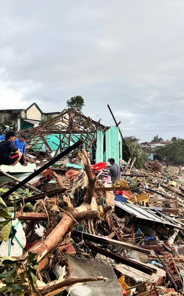 Sáng nay, Quy Nhơn thức dậy trong hoang tàn