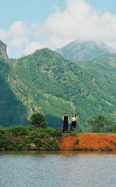 Cao nguyên cách Hà Nội 300km có biển mây, thác nước, khách rộn ràng reo vui