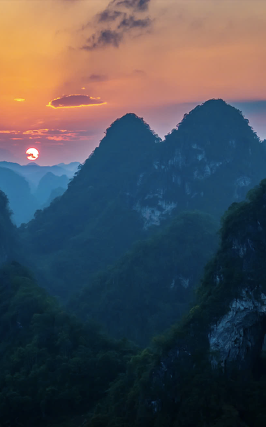 Vòng cung hang động kỳ vĩ ở Tú Làn