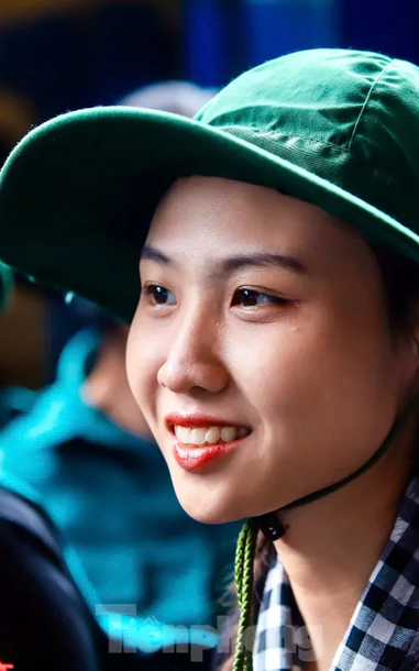 Nét đẹp nữ chiến sĩ sao vuông và du kích miền Nam trong nắng hạ Thủ đô