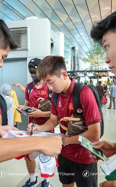U23 Việt Nam rạng rỡ mang cúp vô địch U23 Đông Nam Á về nhà