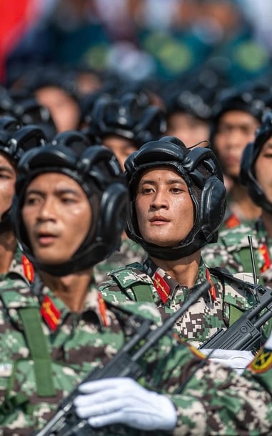 Chiến sĩ diễu binh vượt nắng thao trường 'đổ lửa'