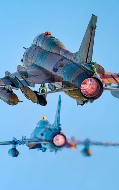 Khoảnh khắc SU-30MK2 "xé gió", khí tụ kín lưng cánh như khoác mây trắng