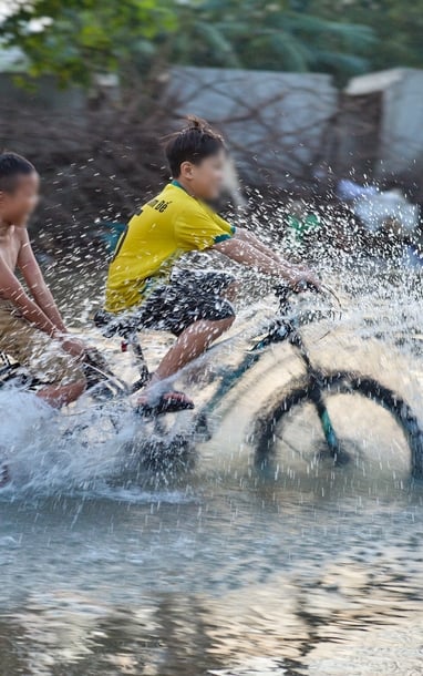 Hà Nội vẫn còn điểm ngập tới bụng, người dân 'bơi' trên phố