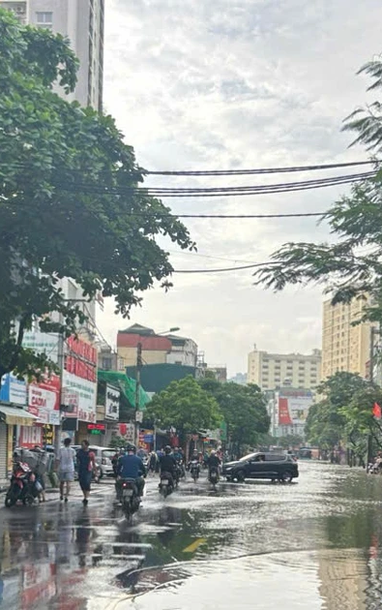[រូបថត] ព្រឹកថ្ងៃទី ១ តុលា ទីក្រុងហាណូយ៖ ទឹកជំនន់អូសបន្លាយ ប្រជាជននាំគ្នាទៅធ្វើការ