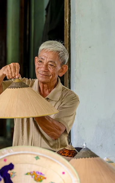 [Ảnh] Độc đáo nghề chằm nón ngựa Phú Gia