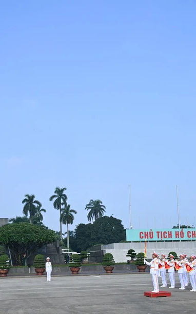 [Ảnh] Đoàn đại biểu dự Đại hội Đảng bộ Chính phủ vào Lăng viếng Chủ tịch Hồ Chí Minh