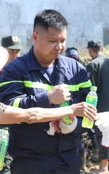 200 cán bộ, chiến sĩ Công an Hà Nội tiếp tục giúp nhân dân xã Đa Phúc dọn dẹp sau lũ