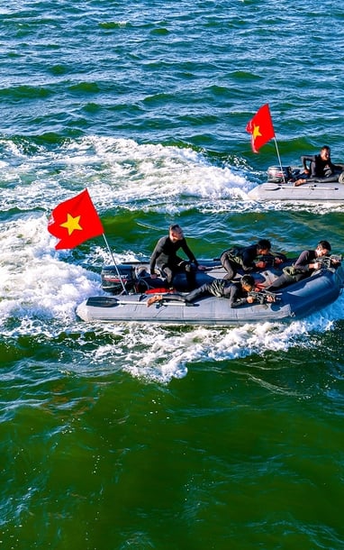 海軍特殊部隊がアクション映画のようにダナン海路の襲撃を訓練