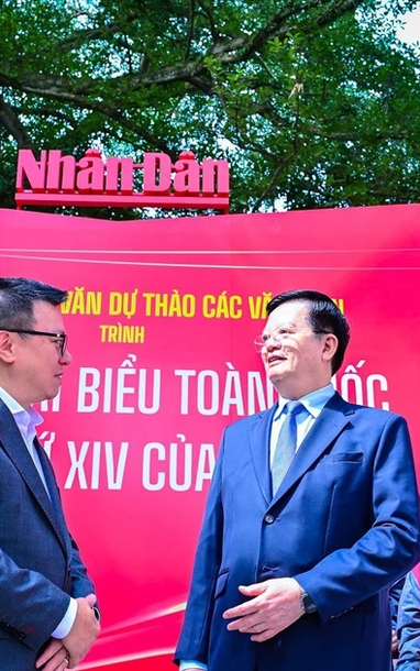[Ảnh] Báo Nhân Dân trưng bày và lấy ý kiến đóng góp vào các Dự thảo Văn kiện Đại hội XIV của Đảng