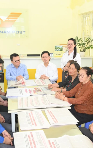 [Ảnh] Dự thảo Văn kiện Đại hội Đảng lần thứ XIV đến với người dân tại các điểm Bưu điện Văn hóa xã