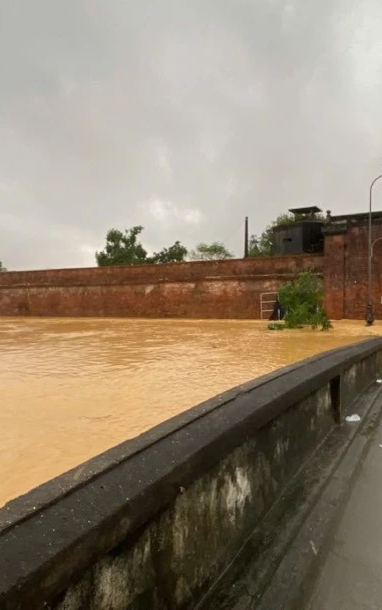 [Ảnh] Ngập lụt bên hông cửa hữu, lối vào thành nội Huế