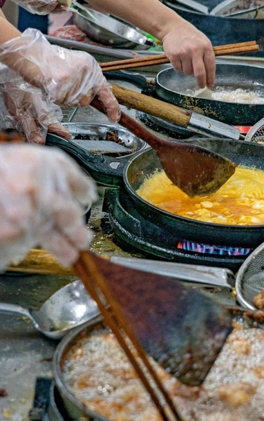 [Ảnh] Huế: Bên trong bếp ăn ủng hộ nghìn suất cơm mỗi ngày cho đồng bào nơi ngập lụt