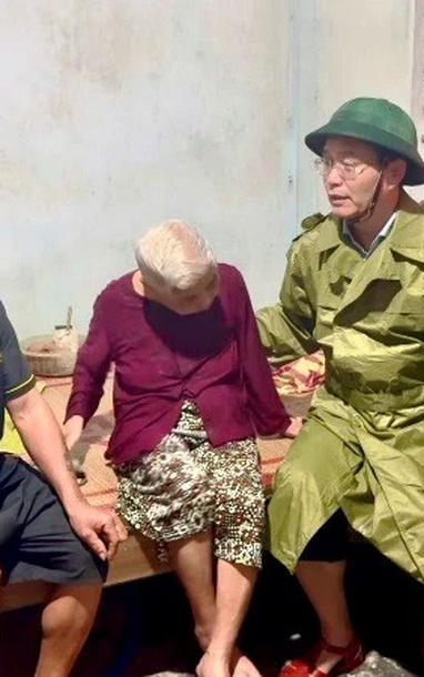Huế: Lãnh đạo thành phố vượt lũ đến thăm hỏi, tặng quà các hộ dân vùng ngập lụt nặng
