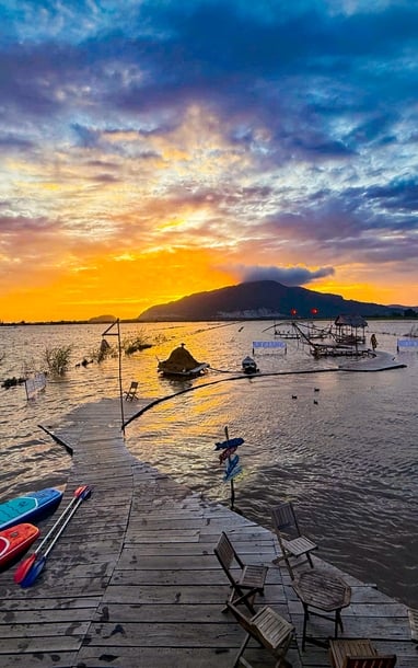 ហាងកាហ្វេប្លែកៗនៅកណ្តាលវាល An Giang ក្នុងរដូវទឹកជំនន់