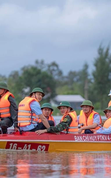 [Ảnh] Thường trực Ban Bí thư Trần Cẩm Tú thăm hỏi, động viên đồng bào vùng lũ Đà Nẵng