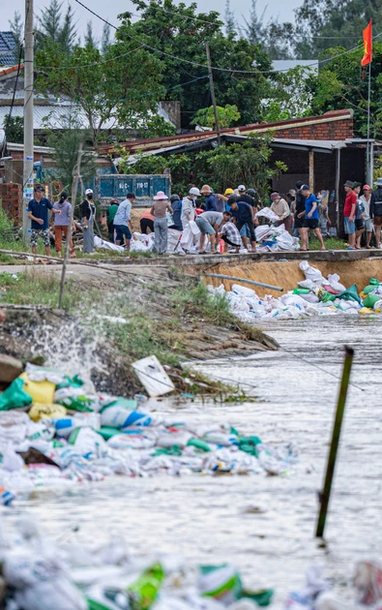 [Ảnh] Xúc động cảnh nghìn người dân cứu bờ kè trước dòng nước dữ