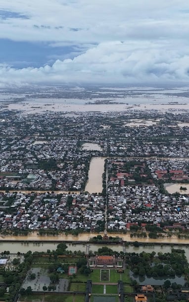 TP Huế hoang tàn, bị rác và bùn bủa vây sau trận 'đại hồng thuỷ'