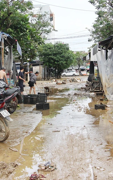[Ảnh] Đà Nẵng: Nước rút dần địa phương tranh thủ dọn dẹp