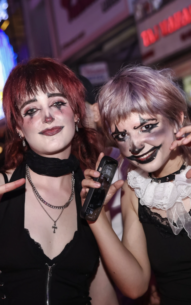 Phố đi bộ Nguyễn Huệ, Bùi Viện "thất thủ" trong đêm Halloween