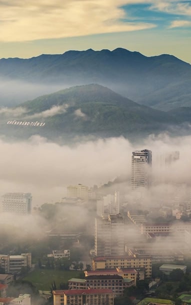 Sáng nay, phố biển Quy Nhơn ‘mơ màng’ trong sương