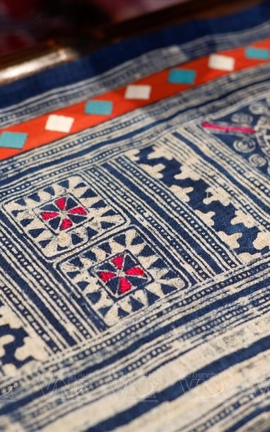 Trải nghiệm vẽ sáp ong, nhuộm chàm ở Tà Xùa