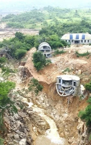 [Ảnh] Lâm Đồng: Cận cảnh hồ nước không phép bị vỡ vách ngăn