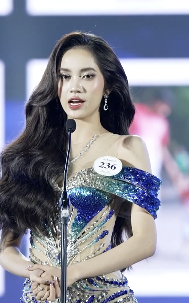 Á Hậu 1 Hoa Hậu Sinh Viên Việt Nam Trần Thị Thu Hiền thuyết trình về một Việt Nam hạnh phúc qua các tác phẩm dự thi Happy Việt Nam 