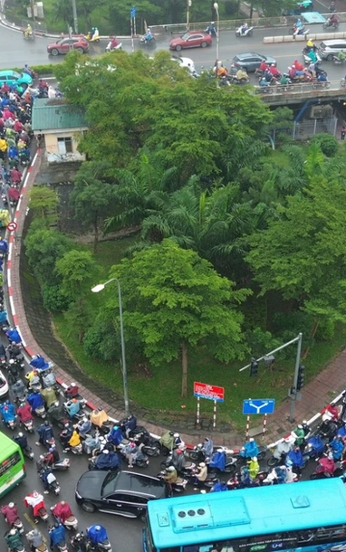 [Ảnh] Hà Nội: Người dân Long Biên đội mưa đi làm, đi học giữa cảnh tắc đường do cấm cầu từ sáng sớm