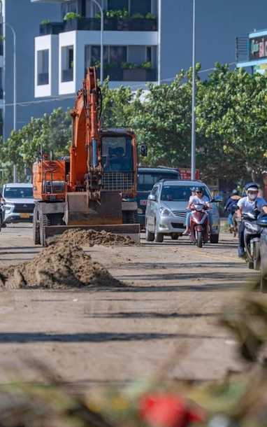 [Ảnh] Đà Nẵng: Hàng trăm người chung sức dọn dẹp tuyến đường du lịch huyết mạch sau bão số 13