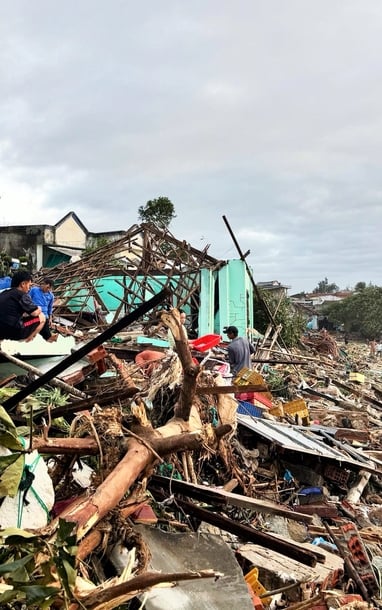 Sáng nay, Quy Nhơn thức dậy trong hoang tàn