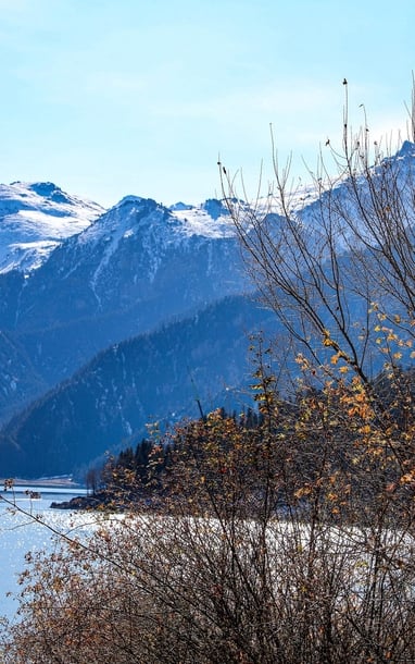 Đôi bạn thân U50 thuê xe tự lái, khám phá khoảnh khắc đẹp khó cưỡng ở Tân Cương